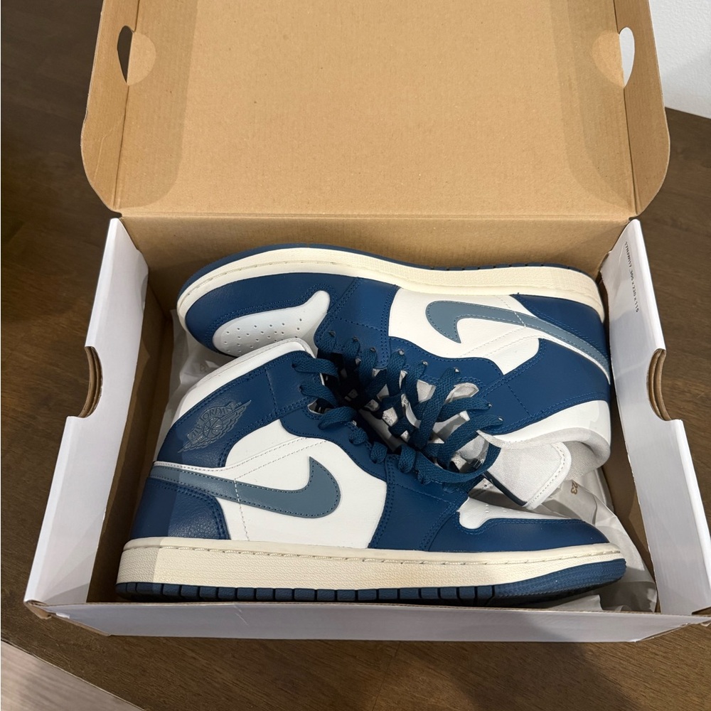 Air Jordan 1 Mid Sneakers women’s size 9, men 7.5